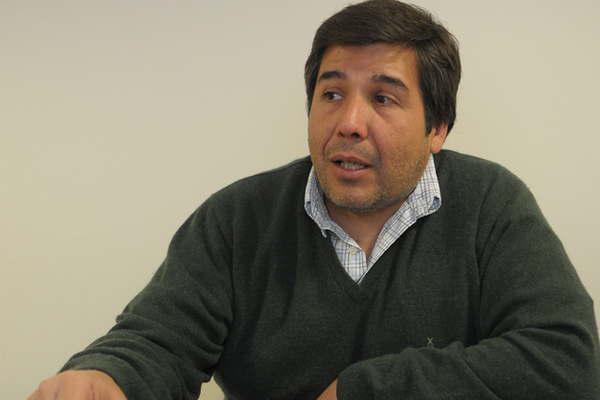 Policiacutea intentoacute abusar de una joven que estaba con su pareja en el dique