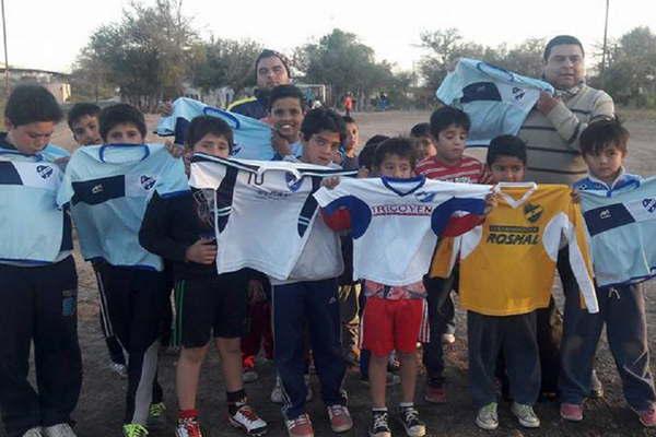 Entregan indumentaria deportiva a los  nintildeos del club de fuacutetbol infantil El Pedregal