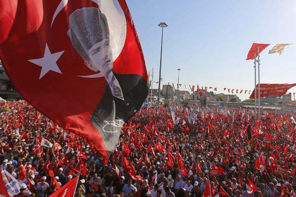 Una marea de banderas rojas para condenar el fallido golpe