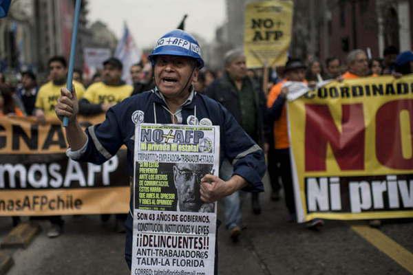 Maacutes de 100000 chilenos protestaron contra el actual sistema de pensiones
