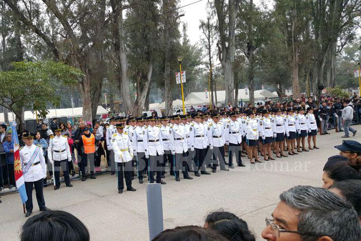 Exitoso desfile ciacutevico militar en el Parque Aguirre