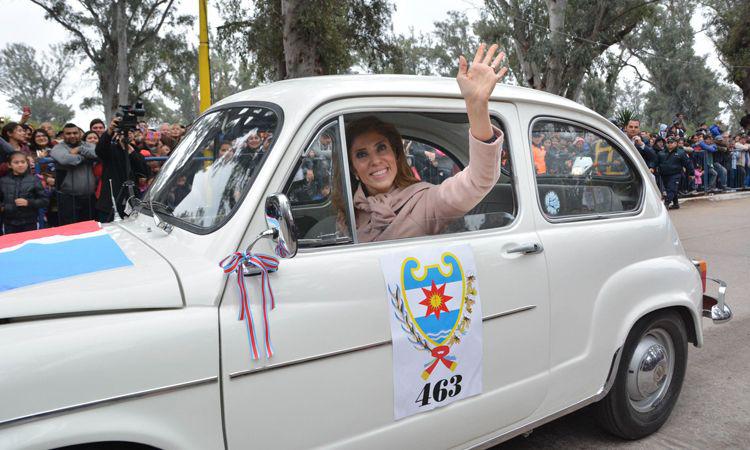 La gobernadora se sumoacute al desfile a bordo de un Fiat 600