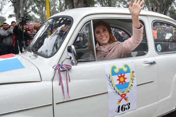 La gobernadora encabezoacute la fila del club del Fiat 600