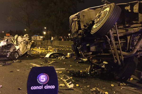 Tres personas perecieron en un violento choque muacuteltiple