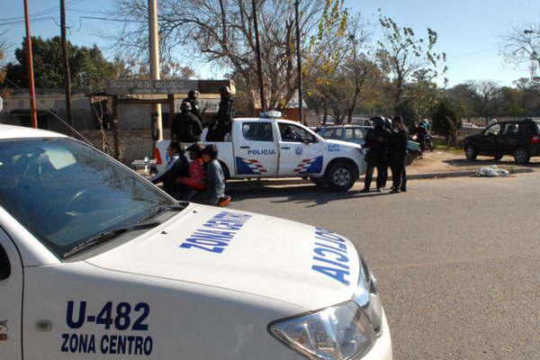 En sangrienta pelea de hermanos la madre terminoacute apuntildealada en una mano