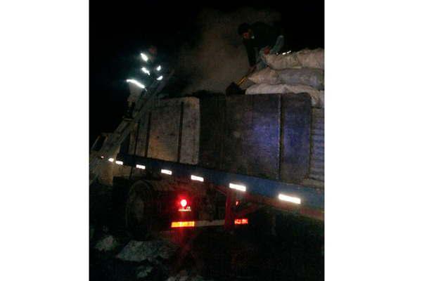 Las llamas destruyeron 20 toneladas de carboacuten transportadas desde Vilelas a Buenos Aires