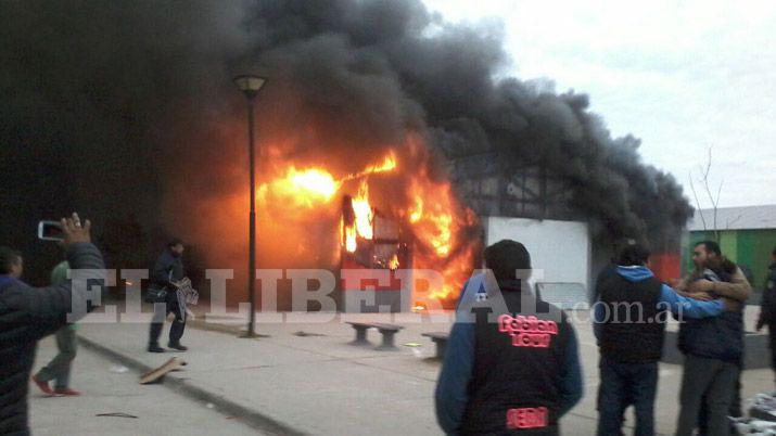 Las Termas- enorme incendio en la Feria del Riacuteo causoacute paacutenico
