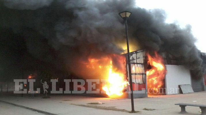 Las Termas- enorme incendio en la Feria del Riacuteo causoacute paacutenico