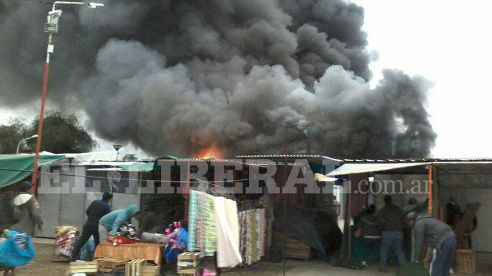 Las Termas- enorme incendio en la Feria del Riacuteo causoacute paacutenico