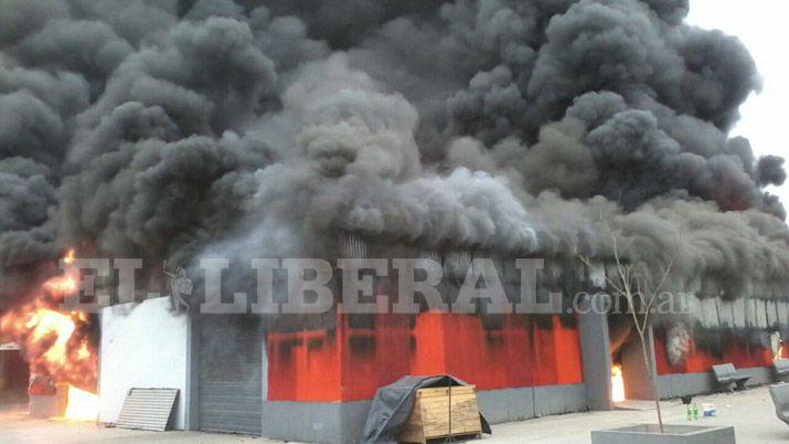 Las Termas- enorme incendio en la Feria del Riacuteo causoacute paacutenico