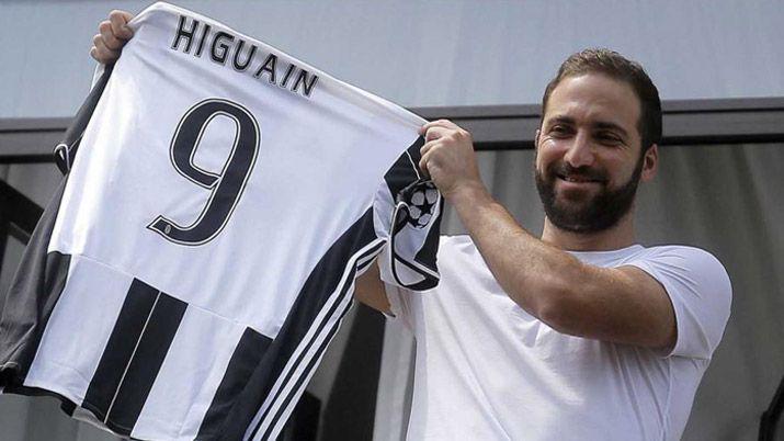 Gonzalo Pipa Higuaiacuten salioacute al balcoacuten con la 9 de la Juventus