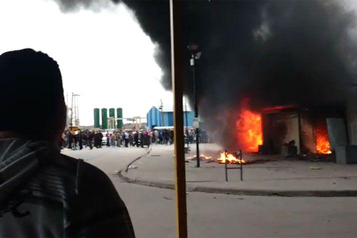 Miraacute los impactantes videos del incendio en la Feria del Riacuteo en Las Termas