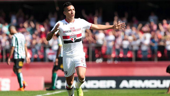 Ricky Centurioacuten se pone la camiseta de Boca