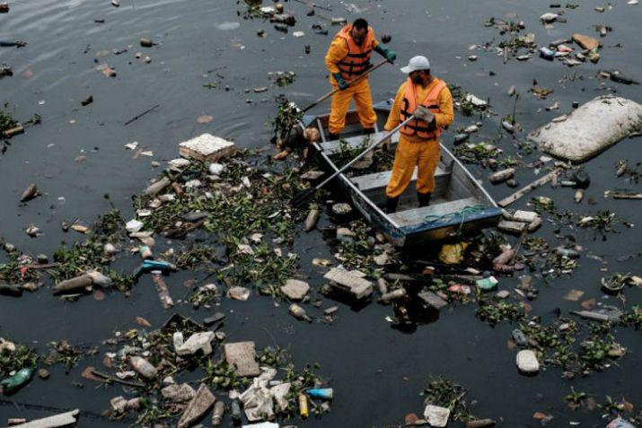 Las autoridades realizan la limpieza de la cuestionada bahía