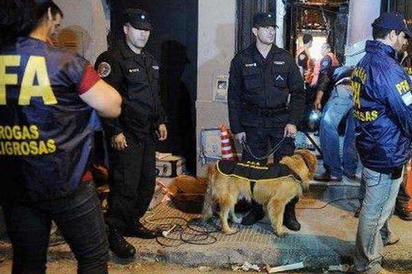 Desbaratan banda narco secuestran cocaiacutena armas y dinero 