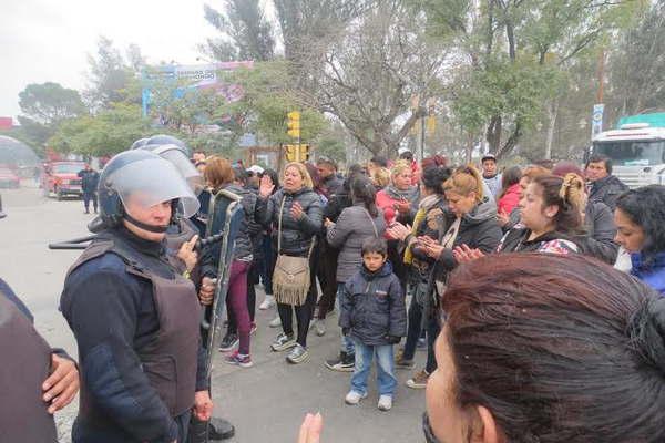 Los feriantes cortaron la ruta nacional 9 por unos minutos