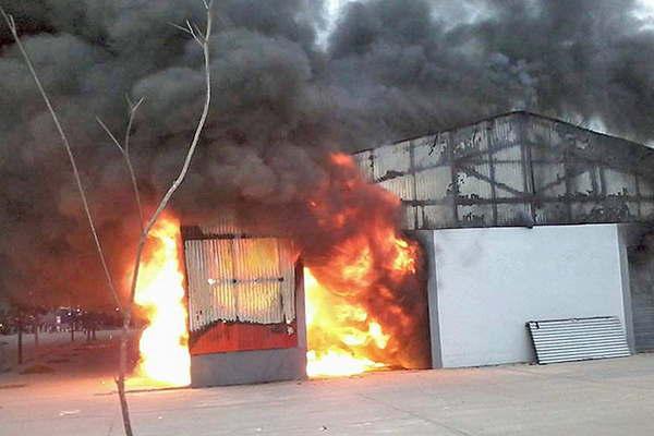 Incendio en la Feria del Riacuteo provocoacute peacuterdidas por maacutes de 2 millones de pesos