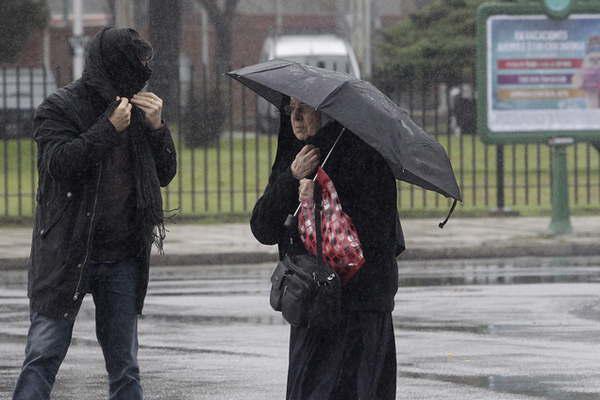 Allanaron el convento de General Rodriacuteguez y secuestraron 2 celulares