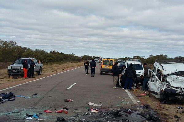 Violento choque frontal entre dos utilitarios se cobroacute cinco viacutectimas fatales en la ruta 9