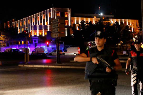 En Turquiacutea removieron a militares y cerraron medios 