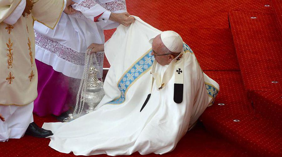 Francisco se cayoacute durante la misa en Polonia