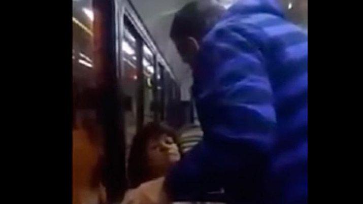 Video del exorcismo a una mujer poseiacuteda en un colectivo de San Luis