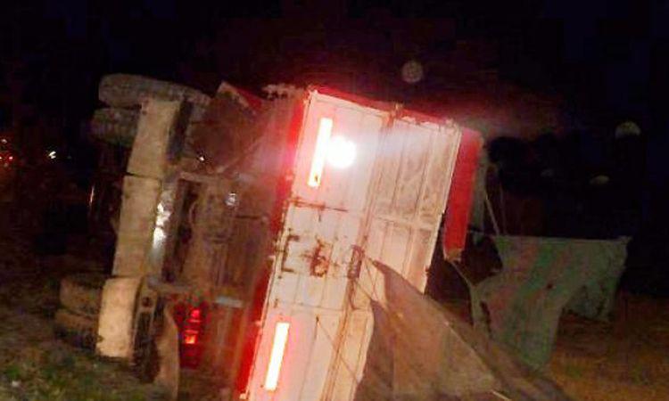 Volcoacute un camioacuten cargado con madera y su conductor resultoacute ileso
