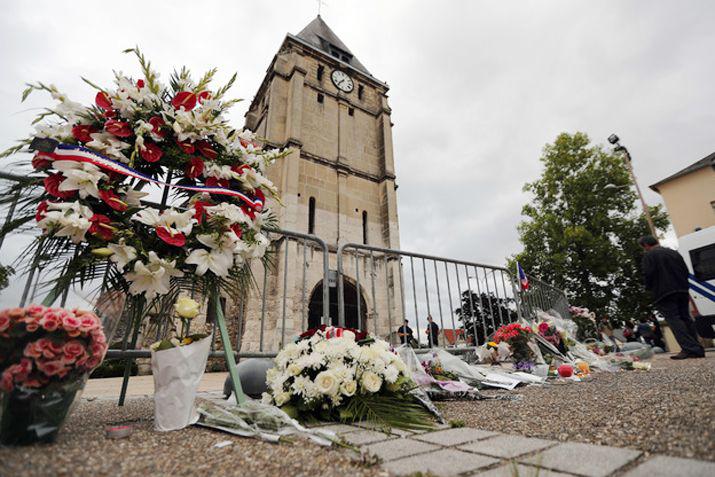 Los franceses depositan ofrendas florales frente a la iglesia atacada