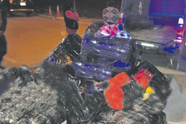 Sorprenden a boliviano  con 100000 pesos en  mercaderiacutea de contrabando 