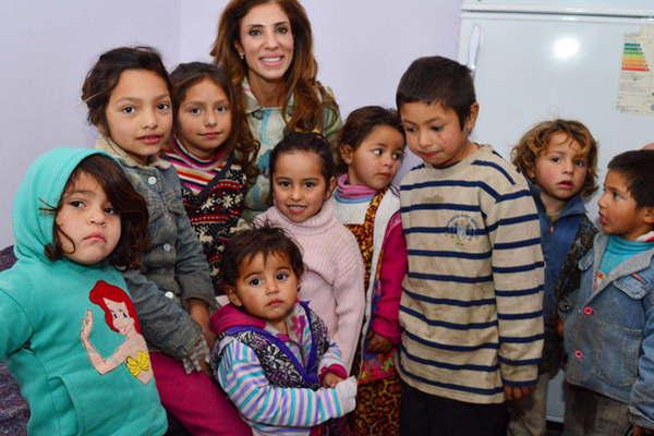 La gobernadora de la provincia entregoacute nuevos moacutedulos habitacionales a familias de La Banda