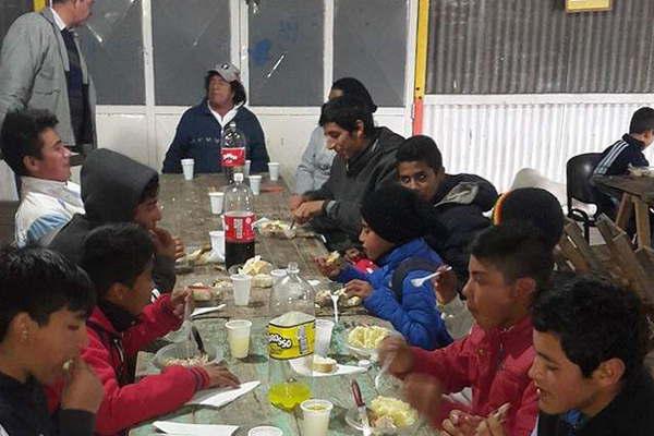 Maacutes de 200 chicos en una jornada deportiva en Gramilla