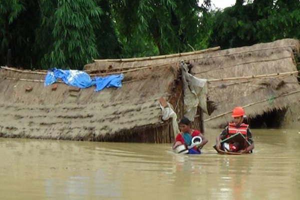 Por las inundaciones en Nepal e India murieron ya 90 personas