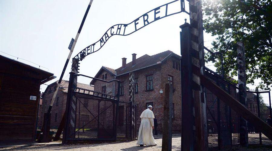 Francisco visitoacute Auschwitz y pidioacute perdoacuten por tanta crueldad
