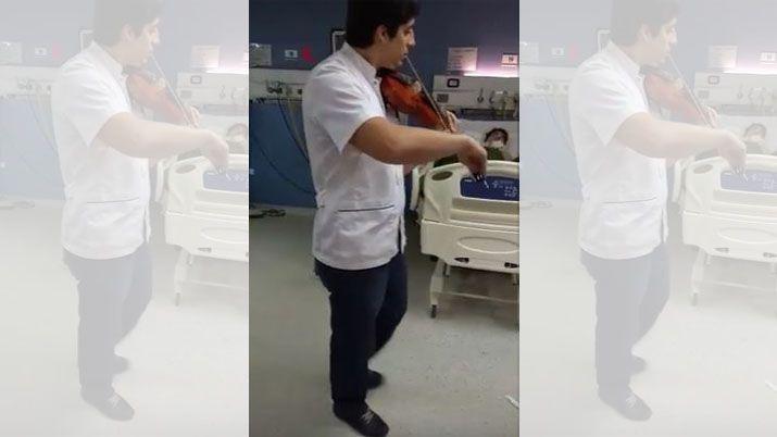 Joven santiaguentildeo toca el violiacuten para enfermos terminales