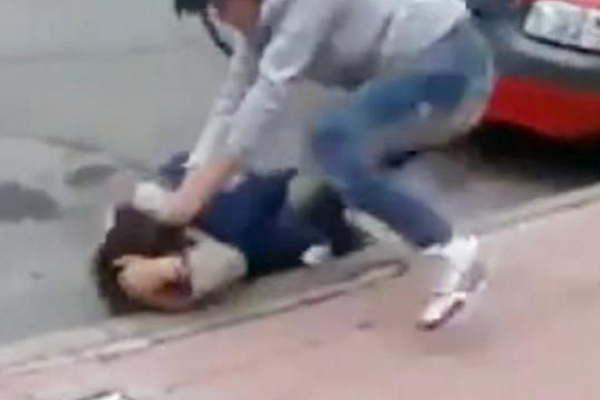 Insoacutelito- dos mujeres se tomaron a golpes por la basura de la vereda