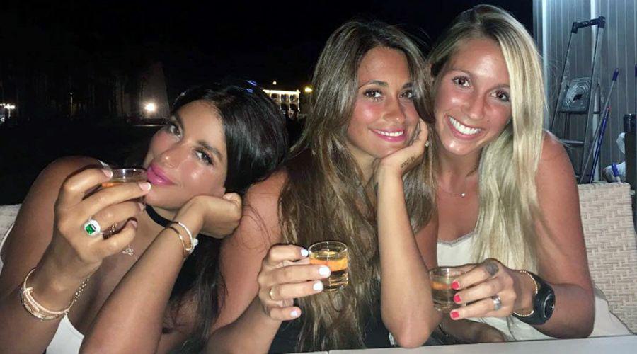 Antonella volvioacute a Instagram con las mujeres de Faacutebregas y Suaacuterez