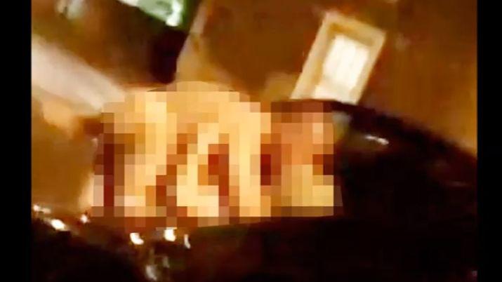 Los graban teniendo sexo arriba del capoacute de un auto