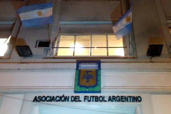 Gobierno confirma giro de 300 millones pero no garantiza comienzo de torneo