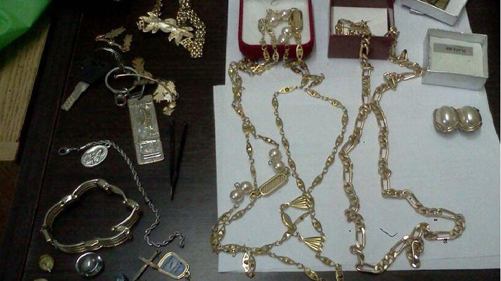 Tres adolescentes robaron 20 mil pesos 5 mil doacutelares y joyas