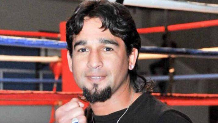 Un ex campeoacuten de boxeo argentino roboacute un taxi chocoacute y murioacute