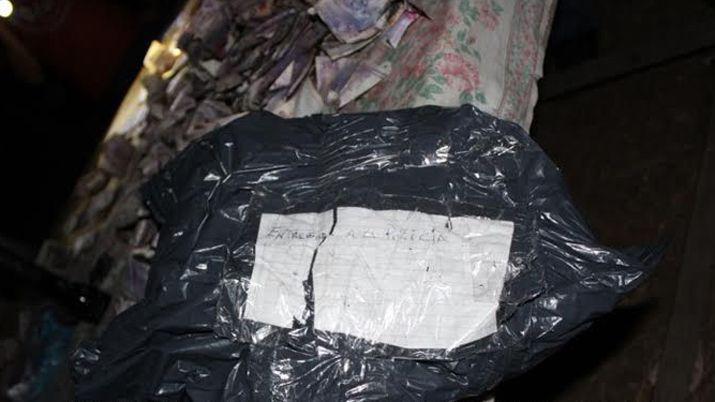 La bolsa hallada en el patio de una vivienda