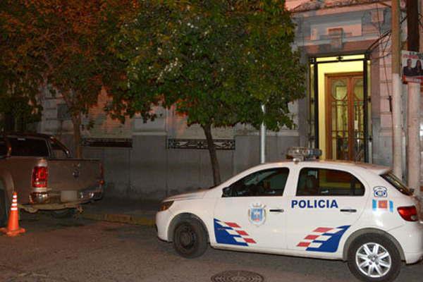 Con pistola y cuchillo pareja amenazoacute a menor y le roboacute el celular