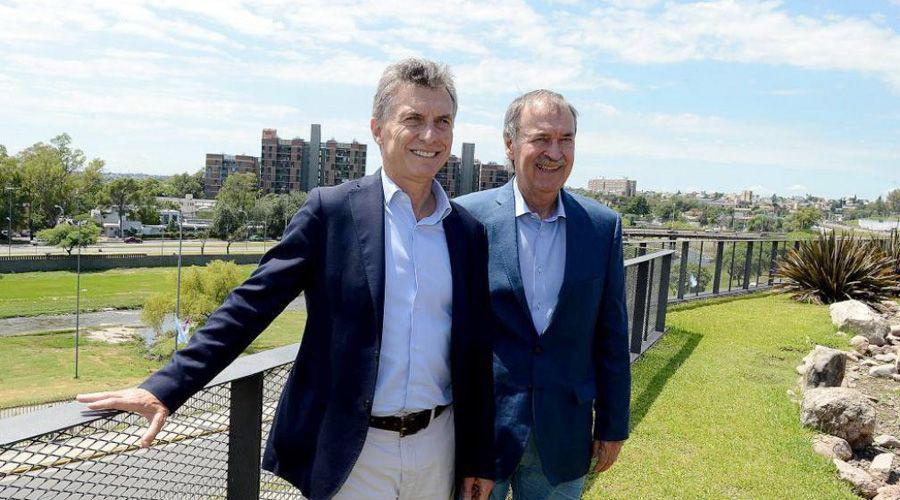 Macri inaugura obras en el aeropuerto de Coacuterdoba