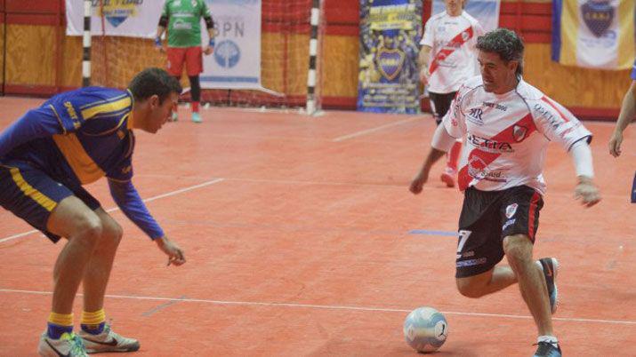 Las glorias de River y Boca jugaraacuten el claacutesico en Santiago