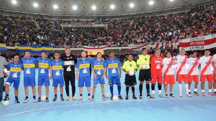 Las glorias de River y Boca jugaraacuten el claacutesico en Santiago
