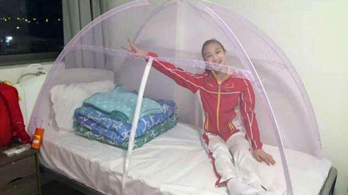 Los mosquiteros cubren las camas por completo