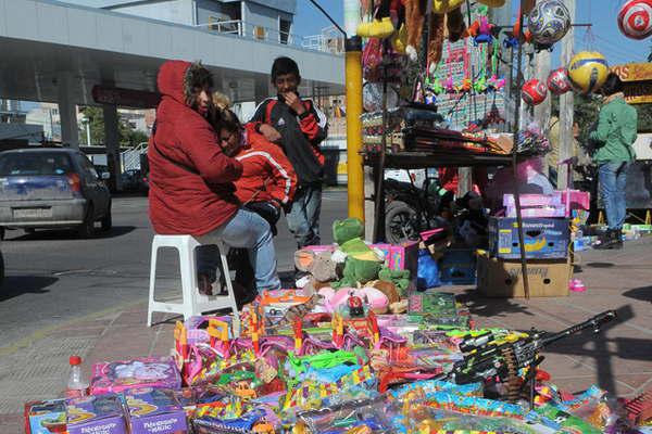 Diacutea del Nintildeo- la Municipalidad no permitiraacute la venta callejera de juguetes en el microcentro