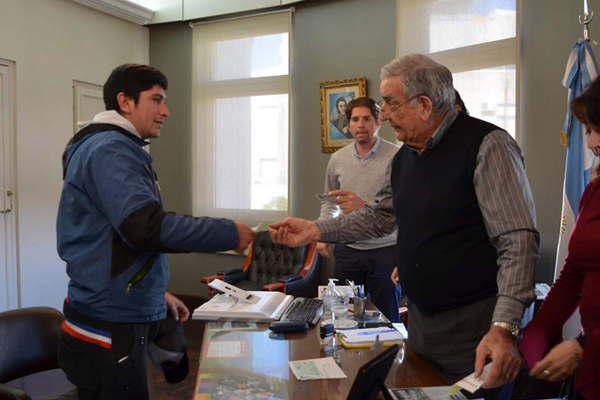 Entregan ayuda a los puesteros de la Feria del Riacuteo afectados por un incendio