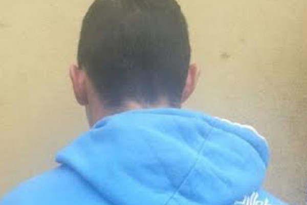 Mujer policiacutea detuvo a arrebatador de celulares