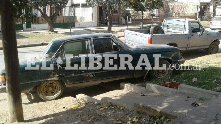 Conduciacutea su camioneta se descompensoacute y chocoacute un auto estacionado